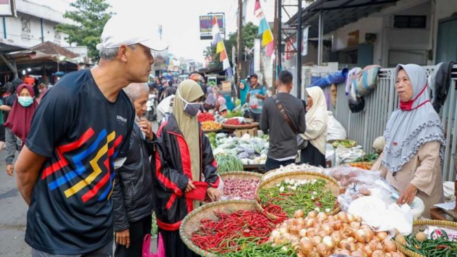 Ganjar Pranowo mengecek lonjakan harga cabai di Kota Purwokerto, Banyumas