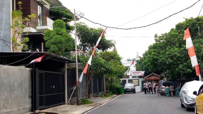 Polisi berjaga-jaga di depan rumah pribadi Irjen Ferdy Sambo