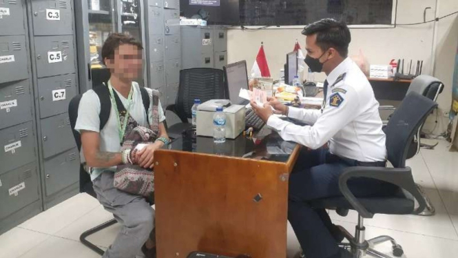 Turis Rusia ngamuk di Gili Trawangan saat berada di kantor imigrasi