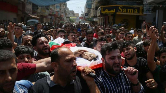 Warga Palestina membawa jenazah korban saling serang antara Israel-militan di Jebaliya