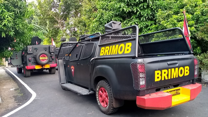 Foto-foto Brimob Berbaju Loreng Bersiaga Di Rumah Irjen Sambo