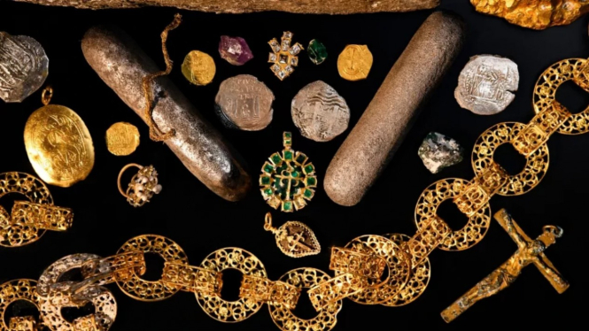 Harta karun koin emas, permata dan batu permata.
