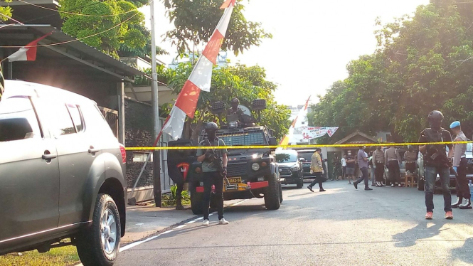 Garis polisi dipasang di depan rumah Irjen Ferdy Sambo di Duren Tiga, Jaksel.