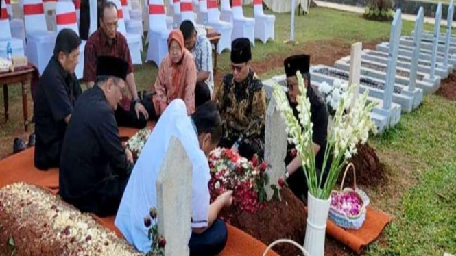 Hasto Kristiyanto dan Pimpinan PDIP ziarah ke makam Tjahjo Kumolo
