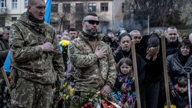VIVA Militer: Upacara pemakaman prajurit militer Ukraina