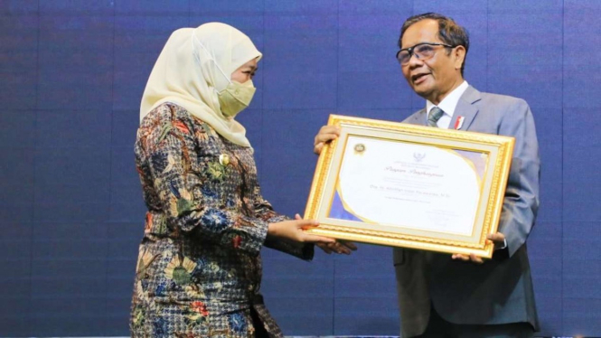 Gubernur Jawa Timur Khofifah Indar Parawansa menerima penghargaan dalam ajang LAN Award Makarti Bhakti Nagari 2022 dari Plt Menteri Pendayagunaan Aparatur Negara dan Reformasi Birokrasi Mahfud MD di Jakarta, Selasa, 9 Agustus 2022.