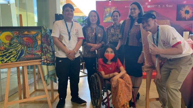 Penyandang disabilitas dari Bali, Windari dan hasil lukisan nya yang dipamerkan 