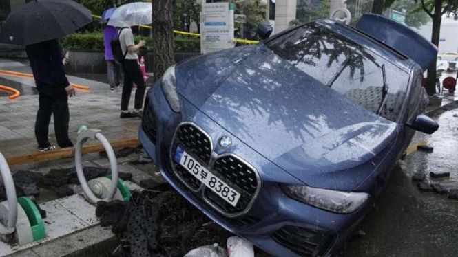 Sisa-sisa penambakan banjir di Seoul, mobil mewah sempat mengambang