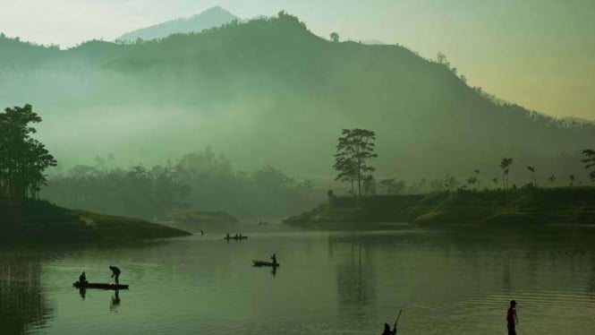 Nelayan menangkap ikan dipagi Hari di danau