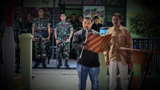 VIVA Militer: Prosesi camat tobat di depan Mayjen TNI Kunto.