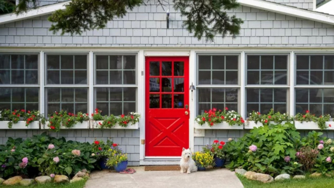 Pintu rumah dengan warna merah terang