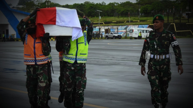 VIVA Militer: Jenazah Kapten Inf Safar dibawa prajurit TNI.