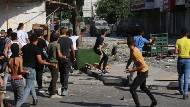 Los palestinos se enfrentaron con soldados israelíes en la ciudad de Naplusa, en el norte de Cisjordania.