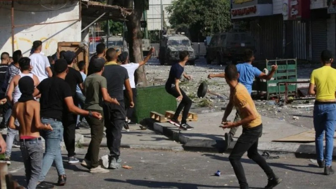 Bentrokan warga Palestina dengan tentara Israel di Kota Nablus, Tepi Barat utara.