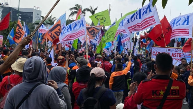 Ribuan buruh demo di depan Gedung DPR/MPR, Jakarta, Rabu, 10 Agustus 2022.