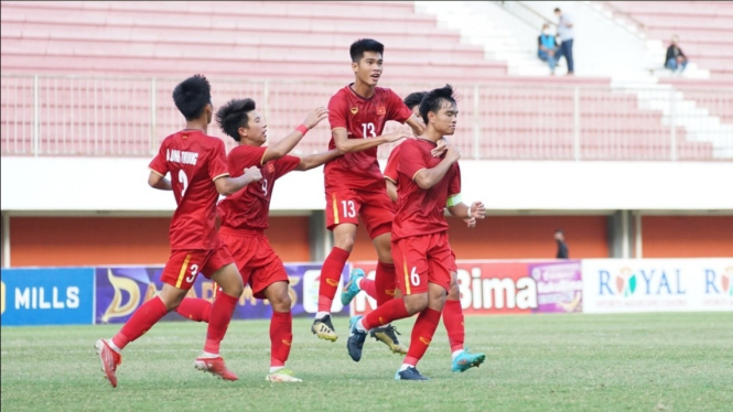 Para pemain Timnas Vietnam U-16 merayakan gol. 