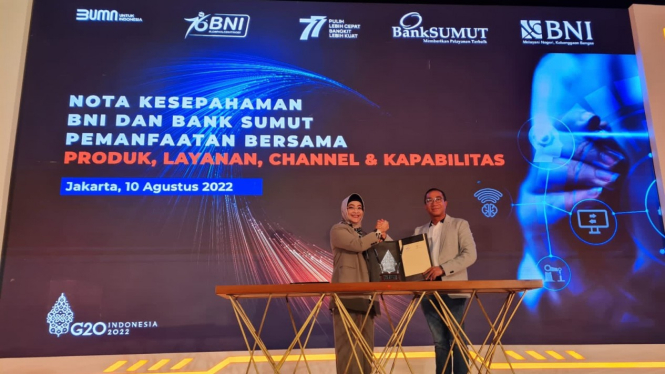 Wakil Direktur Utama BNI Adi Sulistyowati (kiri) dan Direktur Utama Bank Sumut Rahmat Fadillah Pohan (kanan) pasca menandatangani Nota Kesepahaman (MoU) tentang Program Orange Synergy di Menara BNI Pejompongan Jakarta, Rabu (10/8/2022).