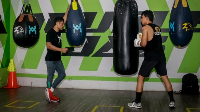 Atlet muaythai Indonesia, Dwi Soekatno, sedang mengasah kemampuan tinju. 