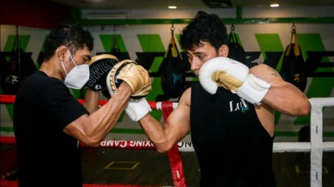 Atlet muaythai Indonesia, Dwi Soekatno, sedang mengasah kemampuan tinju. 