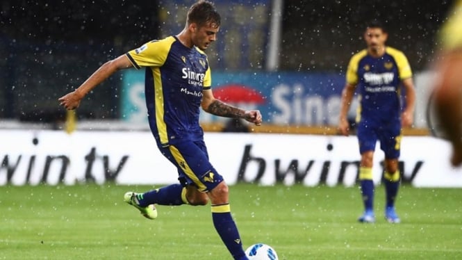 Ivan Ilic bersama Hellas Verona