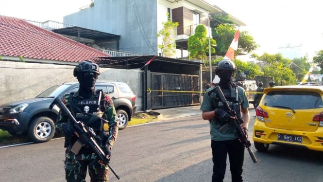 Dua personel polisi berjaga di depan rumah mantan kepala Divisi Profesi dan Pengamanan Polri Irjen Pol Ferdy Sambo di Duren Tiga, Jakarta Selatan, Rabu, 10 Agustus 2022, saat tim Bareskrim Polri menggeledah rumah itu.