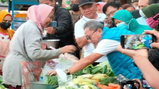 Menteri Perdagangan Zulkifli Hasan memborong sayuran di Pasar Wates, Kabupaten Kulon Progo, Daerah Istimewa Yogyakarta, Kamis, 11 Agustus 2022.