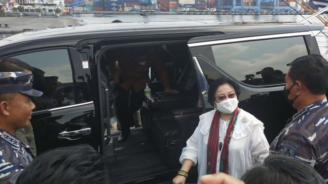 VIVA Militer: Megawati Soekarnoputri datang ke Markas Kolinlamil TNI AL