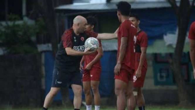 Pelatih PSM Makassar, Bernardo Tavares (kiri)