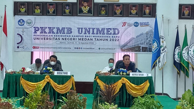 Rektor Unimed Dr Syamsul Gultom dan Ketua Senat Unimed Prof Syawal Gultom  di PKKMB 2022.