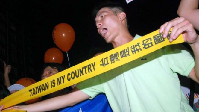 Protes warga Taiwan saat pemimpin Kuomintan menerima pelobi China tahun 2008