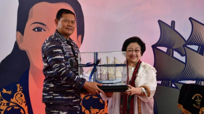VIVA Militer: Kasal Laksamana TNI Yudo serahkan cinderamata ke Megawati