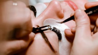 Ke Salon Mahal? Ini 5 Tips Perawatan Eyelash Extension di Rumah