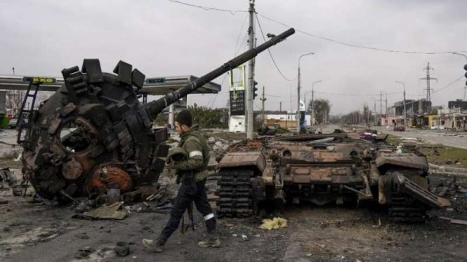 VIVA Militer: Bangkai tank militer Rusia di wilayah Kiev, Ukraina