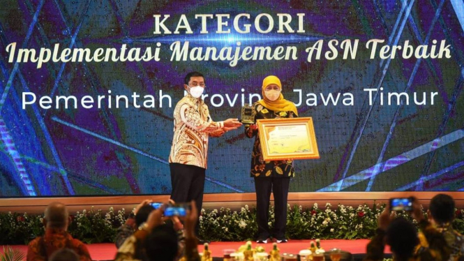 Gubernur Jatim Khofifah Indar Parawansa terima penghargaan dari BKN.