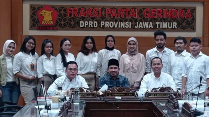 Politikus Gerindra Jawa Timur Muhammad Fawait atau Gus Fawait (tengah)