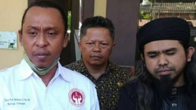 Arsip foto - Gus Samsudin (kanan) dan pengacaranya saat melaporkan Pesulap Merah ke Polda Jawa Timur, Surabaya, Rabu, 3 Agustus 2022, atas dugaan ujaran kebencian dan pencemaran nama baik.