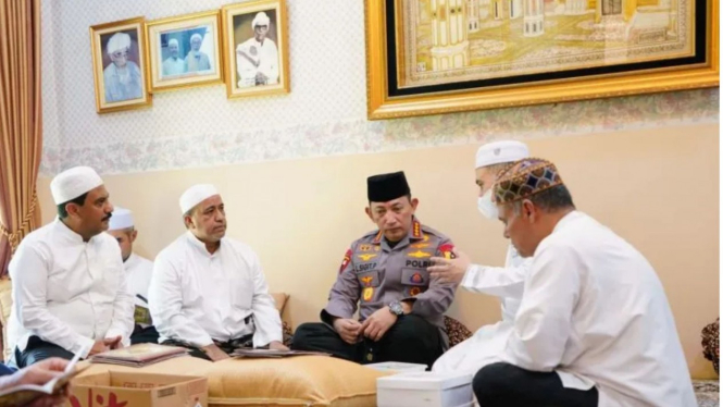 Kapolri Jenderal Pol. Listyo Sigit Prabowo takziah ke rumah duka Habib Zen bin U