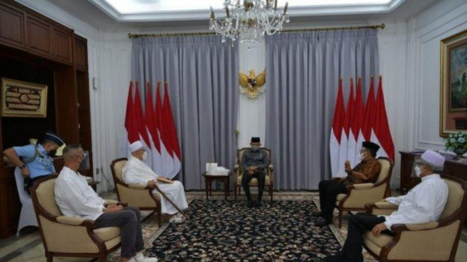 Wakil Presiden Ma'ruf Amin bersama Habib Zen bin Umar