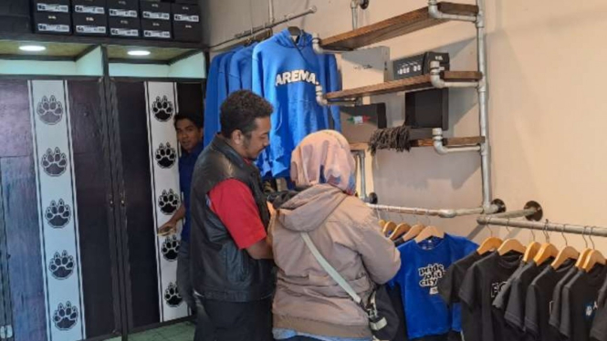 Toko penjual atribut Arema FC diserbu warga Malang Raya.