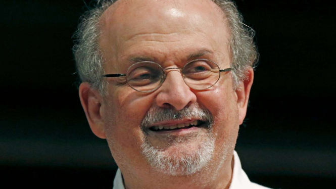 Arsip-Penulis Salman Rushdie muncul selama Festival Buku Mississippi di Jackson.