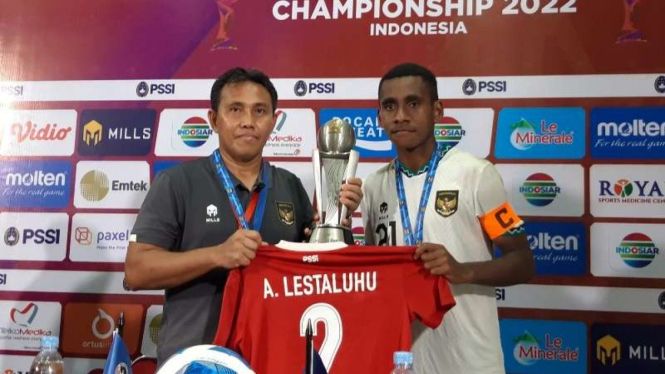 Pelatih Timnas Indonesia U-16 Bima Sakti dan kapten tim Iqbal Gwijangge
