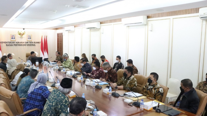 Menteri ATR/BPN Hadi Tjahjanto menerima audiensi Yayasan Pengawal Etika Nusantara (Yapena) di Ruang Rapat Menteri, Kementerian ATR/BPN, Jakarta, Jumat (12/08/2022).