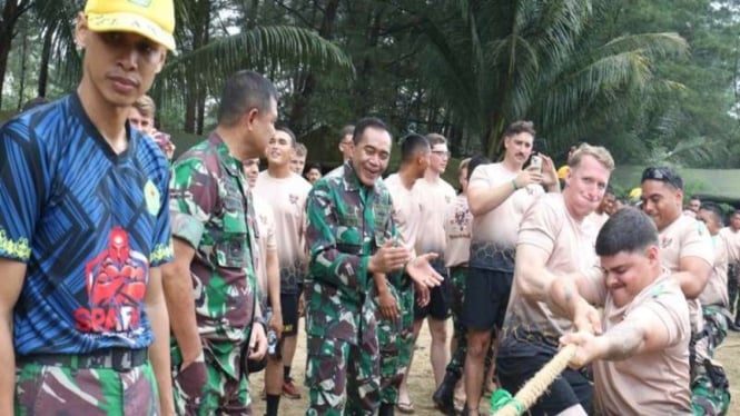 Adu tarik tambang antara prajurit TNI dan US Army di Pantai Lamaru, Balikpapan.