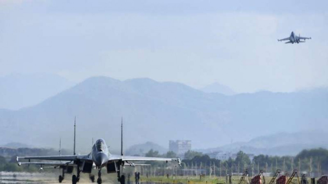Pesawat militer China di lokasi tak diterakan sedang melakukan latihan