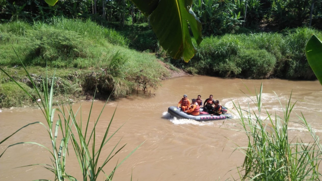 Tim SAR Mencari Bocah yang Tenggelam di Sungai Kalikutho Kendal