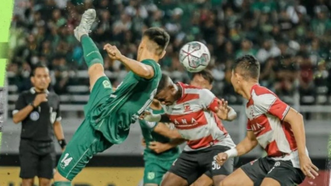 Persebaya vs Madura United.