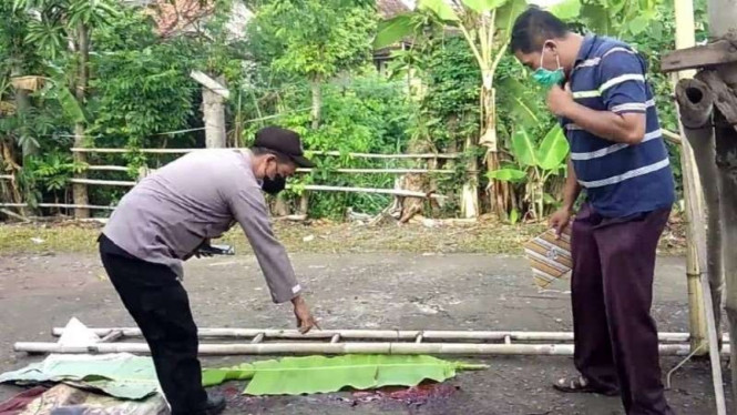 Polisi memeriksa lokasi kejadian penemuan pemuda di Kendal yang dibacok.