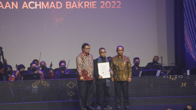 Penghargaan Achmad Bakrie XVIII 2022 kategori Sastra Nirwan Dewanto