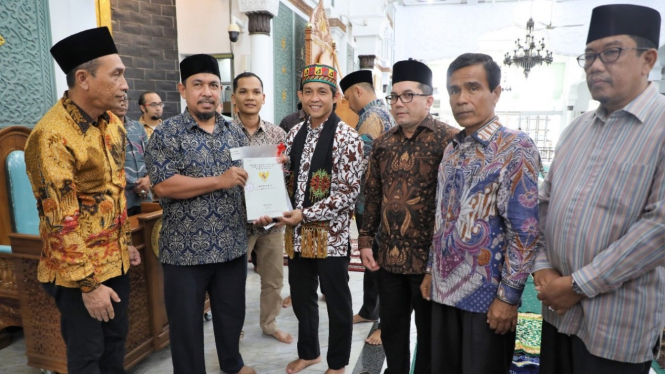 Wamen ATR/Waka BPN, Raja Juli Antoni membagikan sejumlah delapan Sertipikat Tanah Wakaf di Banda Aceh. 