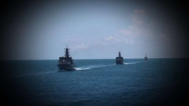 VIVA Militer: Kapal perang TNI AL melintas di Selat Singapura